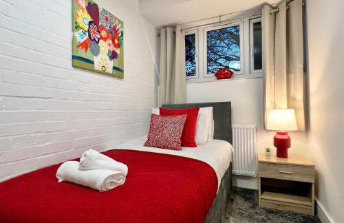 Borage House- Crawley,3BR House, Wifi, Parking, Close to Gatwick Airport, Contractor friendly, short and long term stays welcome - Foto 3