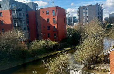 Serene 2-Bed Flat with Canal Views - Coop Live & Ethiad - Foto 20