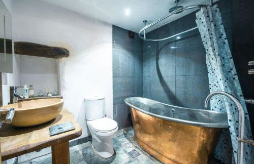 St Davids Hideaway with Roll-top Bath & Log Burner - Photo 6