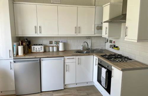 Family friendly 3 bedroom bungalow - Photo 4