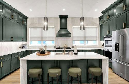 Luxury Townhouse with Fireplace Rooftop Deck Close to Downtown-Family Friendly - Foto 1