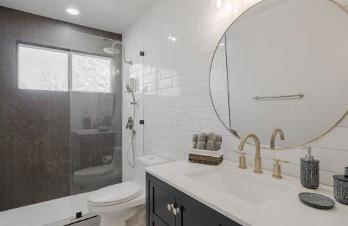 Glamorous Mansion w Private Pool and Cinema Room - Photo 42