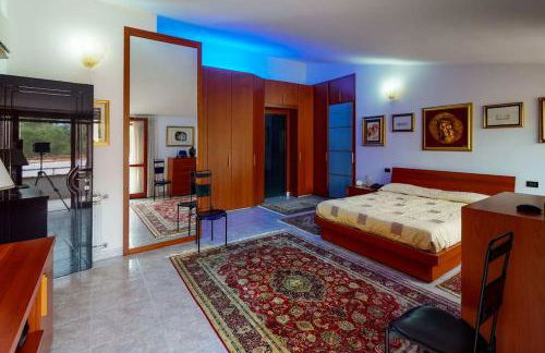 Villa con piscina e giardino a due passi dal mare. - Foto 10