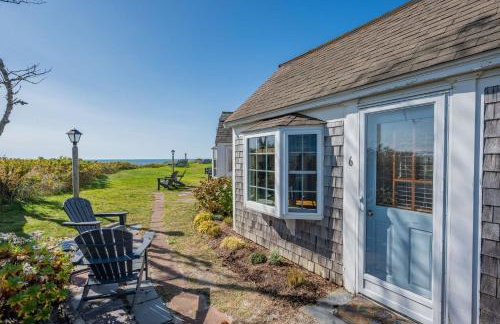 Serenity - Cozy Beachfront Charm Awaits - Photo 2