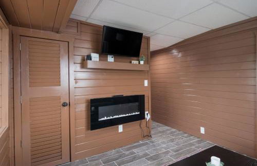 1BR Fife Lake Haven with Fire Pit & Hot Tub - Foto 22