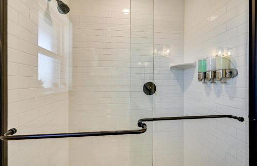 Modern, Spacious! Lake Buchanan Retreat with Hot Tub - Foto 16