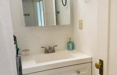 Bright, Modern & Artsy Space - Photo 16