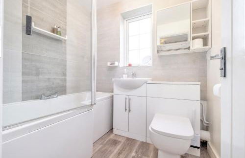 Stylish & Convenient 3 Bedroom House - Perfect for Contractors and Leisure Guests - Sleeps up to 5 - Foto 16