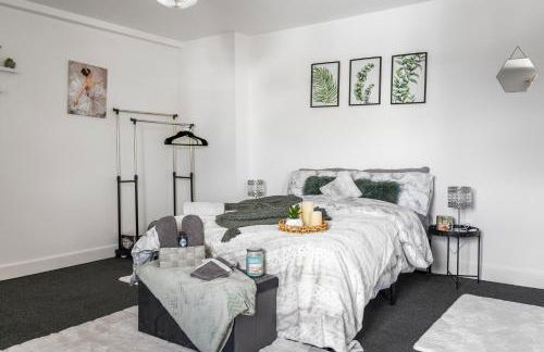 Modern 1-Bed Apartment with Parking near Heathrow - Photo 15