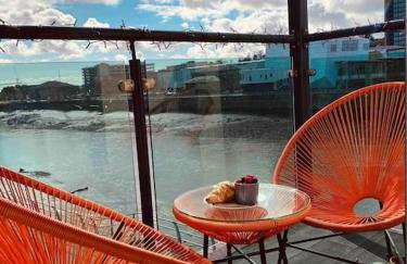 Luxury 2 Bedroom waterfront apartment with balcony - Foto 11