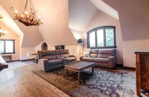 Castle Gatehouse Rental for a Unique Getaway near Bolton Landing, New York - Foto 2