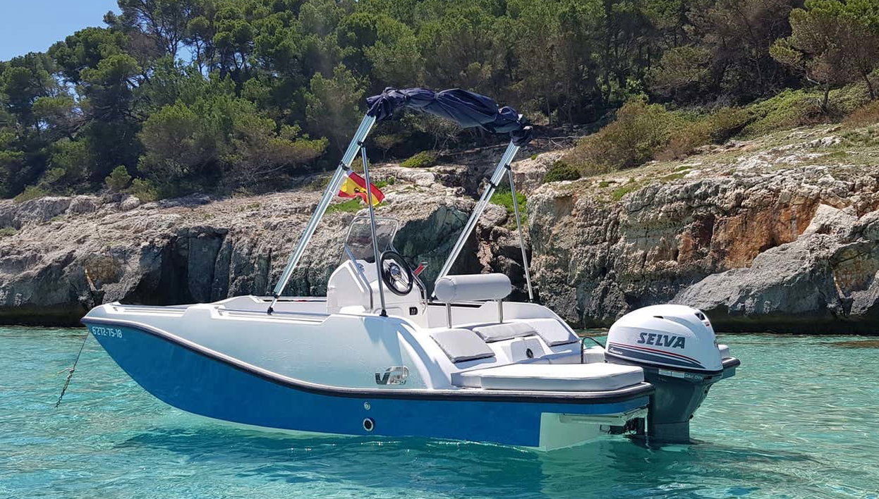 Alquiler de barcos sin licencia en Puerto Andrach - Foto 2, Navegando por la costa mallorquina