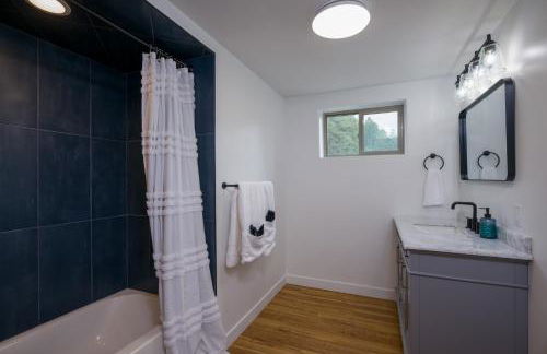 Hot Tub + Views | Cozy Retreat - Foto 25