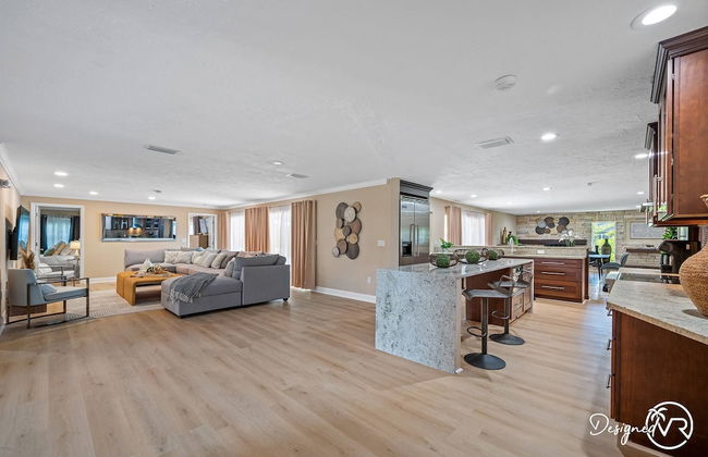 8BR Villa with Heated Pool Near Beach - Foto 77