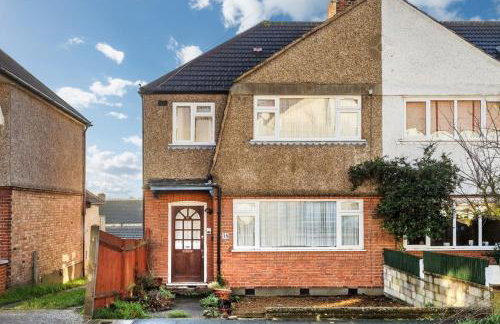 Bright & Stylish 4-Bed Home in the Heart of Morden - Photo 26