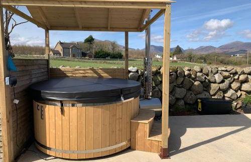 Moneydarragh Cottage with uninterrupted mountain and sea views- Hot tub available for hire at extra cost - Photo 13