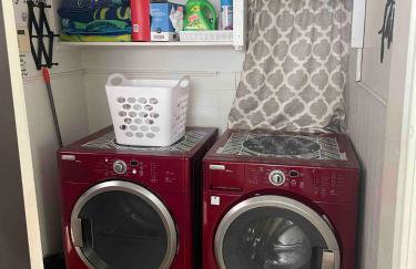 6BR Dream Getaway w Heated Pool & Peaceful Vibe - Photo 31