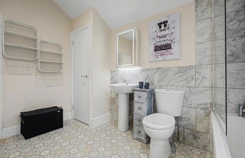 Countess House, Northampton - Stylish Modern 2-Bedroom House with Garden - Free Parking - Foto 29