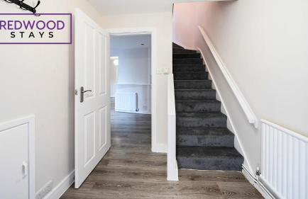 3-Bedroom Serviced House, Free Parking for 2 Cars, Free WiFi By Redwood Stays - Foto 23