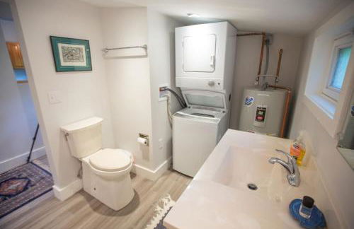 Modern Woodland Escape w Wshr dryer and Large Yard - Foto 25