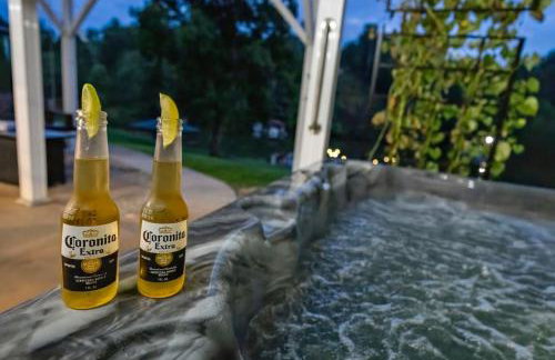 LKJ - Lakefront Home, Hot tub, Fire Pit, Games and Movie Room! - Foto 10