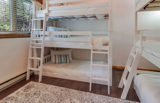 Boardman Monarch Upscale River Lodge HOT Tub! - Foto 28