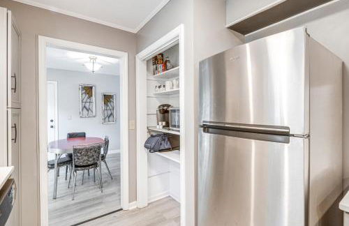 Walk to Main St Hendersonville Chic Home with Yard - Foto 11