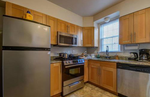 3BR Colonial House with Parking by CozySuites - Foto 21