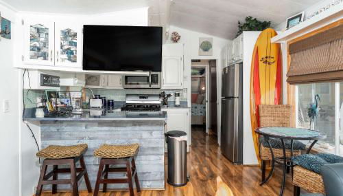 Charming 1BR Waterfront Retreat with Private Patio - Foto 3