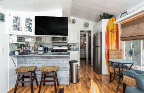 Charming 1BR Waterfront Retreat with Private Patio - Foto 3