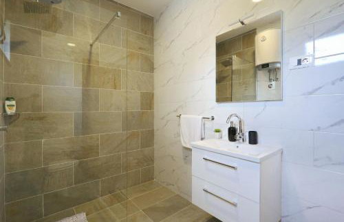 Holidayhouse Alirio with heated pool. - Foto 41