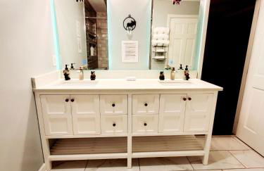 Firepit Games Grill Hot Tub Arcade & King Bed - Photo 20