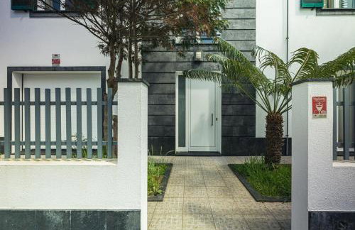 Modern 3BR Home, AC in All Rooms, Walk to 2 Beaches, Private Patio, Washer & Dryer - Photo 3