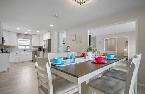 Serenity by the Sea! Cozy pool home with putting green & fire pit! - Foto 16