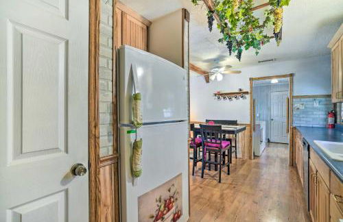 Charming Ingram Home with Yard and Furnished Patio! - Foto 7