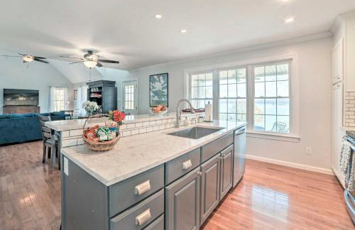 Country-Chic Home with Fire Pit, Steps to Lake! - Foto 10