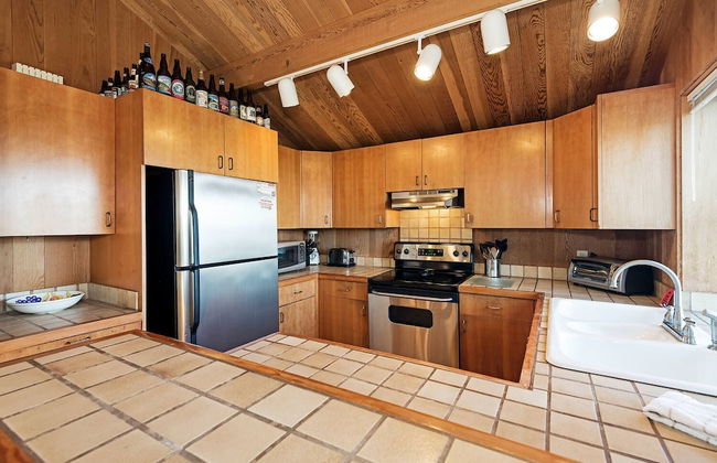 Viglione Fireplace, Hot Tub, & Ocean Views - Photo 7