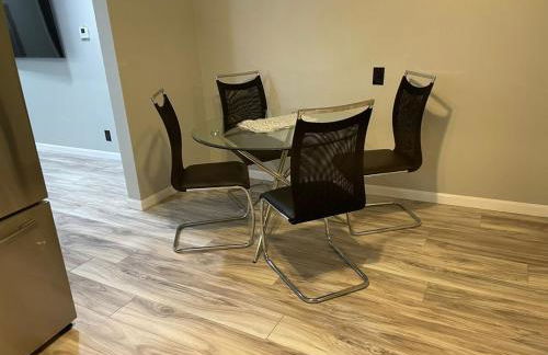 Cozy Roomy family sized apartment on major bus route close to all - Foto 38