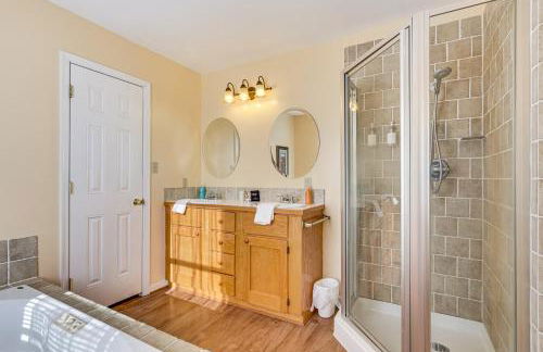 Family Home with Game Room and Decks in Etlan! - Foto 21