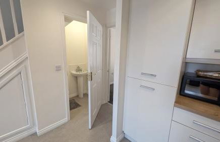 Large Modern House With Private Parking - Photo 6