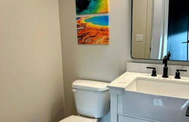 Peaks & Pines Modern Gem, 2 Kings, Bunks, Hot Tub, Walkable, Kid's Cove - Foto 24