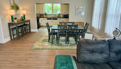 Bright & Airy 2BR 1BA Home Near The Riverfront - Foto 5