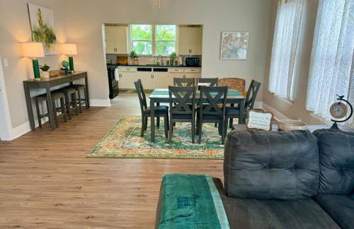 Bright & Airy 2BR 1BA Home Near The Riverfront - Foto 5