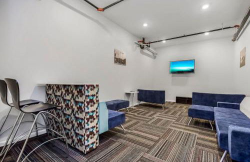 Classy 2BR-Parking, Rooftop,Near Arrowhd & TMobile - Photo 41