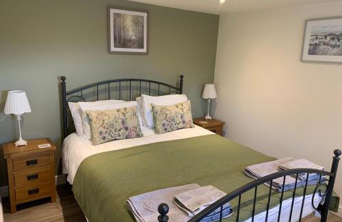 The Granary at Pentregaer Ucha, tennis court & lake. - Foto 7