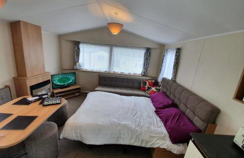 Cozy 3 bedroom Caravan, Sleeps 8, at Parkdean Newquay Holiday Park - Foto 62