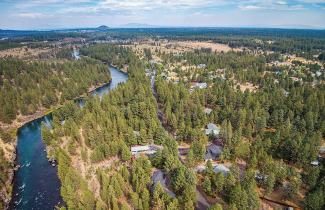 Quiet River Bend Cabin by Avantstay 35 Mins to Mt Bachelor 10 Mins to Town Centre Hot Tub! - Foto 3