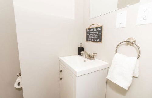 Cozy Riverfront Bungalow with Stunning Views - Foto 14