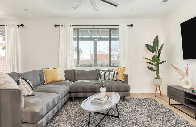 Desert Eden by Avantstay 6BR w/ Ensuite Backyard Oasis w/ Pool & Hot Tub! - Foto 26