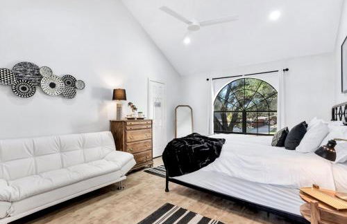 Lakefront Luxe 6BR 4B Home with Pool & Hot Tub - Foto 19